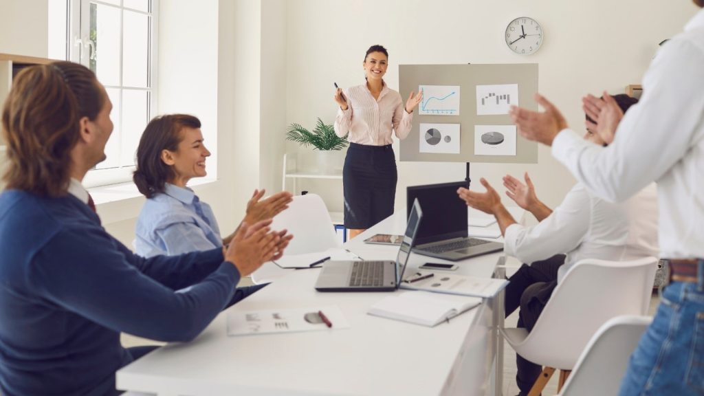 Difference Between Employee Rewards and Recognition