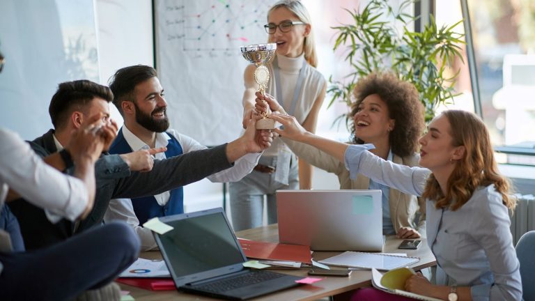 Understanding the Difference Between Rewards and Recognition